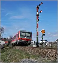 Doch in Nonnenhorn wurde ich fündig: Der DB 628 250 der Kurshessenbahn passiert auf seiner Fahrt von Lindau nach Friedrichshafen des Einfahrsignal F, sowie das Warnung zeigende Ausfahrvorsignal.

16. März 2019