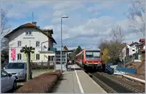 In Wasserburg, welches trotzt dem Bahnhofsgebäude nur eine Haltestelle ist, suchte ich die Formsignale vergebens. Das Bild zeigt den DB 628 250 der Kurhessenbahn kurz vor der Weiterfahrt nach Lindau. 

16. März 2019