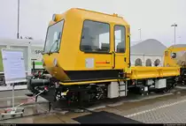 Schweres Nebenfahrzeug bzw. Gleisarbeitsfahrzeug (GAF) (99 80 9580 003-8 D-SBAU) der Schweerbau GmbH & Co. KG steht auf dem Gleis- und Freigelände der Messe Berlin anlässlich des  Tags des Eisenbahners  im Rahmen der Publikumstage zur InnoTrans 2018.
Es bildet einen Teil der D-HOB 4.0, bestehend aus GAF, Drehhobel und Rutschersteinwagen.
Weitere Informationen zum Fahrzeug:
https://www.virtualmarket.innotrans.de/de/D-HOB-4-0,dct5-638
[23.9.2018 | 14:07 Uhr]