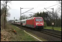 DB 101145-1 ist mit einem IC in Richtung Osnabrück unterwegs und erreicht hier am 14.4.2019 um 17.48 Uhr den Ortsrand von Hasbergen.