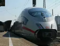 Am 15.04.2019 standen 403 060 und 403 025 auf Gleis 3 im Ulmer Hauptbahnhof. Dieser Zug verkehrte als ICE 517 von Dortmund Hbf nach München Hbf. Der ICE hielt, anders als sonst auf Gleis 2, auf Gleis 3, da Gleis 2 durch die RB nach Stuttgart, diese hatte Verspätung, blockiert war.