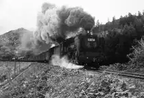 An der Querverbindung vom Pazifik zum Japanischen Meer via der Yamagata Hochebene. Zwei C58 in Doppeltraktion - vorne die C58 114 - ziehen einen für diese schwierige Strecke langen Güterzug auf den Pass hinauf. Unterhalb Naruko Onsen, 5.Mai 1972  