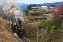 Heute sind zwei C58 betriebsfähig erhalten. Die eine führt Touristikzüge bei JR East Japan ganz im Norden des Landes, die andere - C58 363 - fährt bei der Chichibu Privatbahn nicht weit von Tokyo. Hier erklimmt die C58 363 die Steigung zur Station Kagemori in den Chichibu-Bergen. 18.März 2017 
