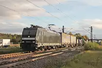 Mit einem Containerzug fuhr am Abend des 05.10.2017 die MRCE/DBC 185 573-3 südlich vom Hp. Buggingen durchs Merkgräflerland in Richtung Freiburg (Breisgau).