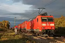 Mit dem  Winner -KLV aus Wuppertal fuhr am Abend des 05.10.2017 die 185 096-5 bei Buggingen durchs Rheintal in Richtung Schweizer Grenze.