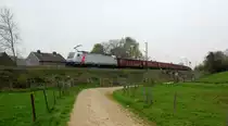 186 386-9 von Akiem/Lineas kommt aus Richtung Aachen-West und fährt die Gemmenicher-Rampe hoch mit einem Schrottzug aus Köln-Kalk(D) nach Genk-Goederen(B) und fährt gleich in den Gemmenicher-Tunnel hinein. 
Aufgenommen von einem Weg in Reinartzkehl. 
Am Nachmittag vom 4.9.2019.