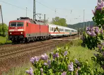 02.05.2009, Leißling zwischen Weißenfels und Naumburg im Saaletal. Hier passiert IC 2150 Stralsund - Düsseldorf mit Lok 120 156 den kleinen Haltepunkt.