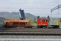 Aare Seeland mobil/ASm/BTI.
Schotterverlad vom 12. April 2019 in Siselen.
Im Seeland werden die Schotterzüge mit dem Tm 2/2 541 und dem Fad 596 geführt.
Besondere Beachtung gilt dem neuen den Triebzügen angepasste neue rote ASm-Anstrich.
Foto: Walter Ruetsch 