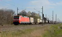 152 066 schleppte am 11.04.19 einen Containerzug durch Braschwitz Richtung Halle(S).