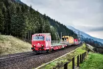 Der Tunnelrettungszug mit X 690 003-9 an der Spitze, fährt bei Penk, die Tauernbahn-Südrampe hinauf.
Aufgenommen 13.4.2019.