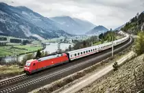 101 074-3 fährt mit dem EC 115  Wörthersee  (Münster (Westf) Hbf - Klagenfurt Hbf), bei Mühldorf, die Tauernbahn-Südrampe hinunter.
Aufgenommen 13.4.2019.