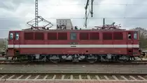 Die Elektrolokomotive 211 030-2 war am Dresdener Hauptbahnhof abgestellt. (April 2017)