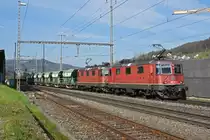 Doppeltraktion, mit den Loks 420 261-0 und 420 329-5, durchfährt den Bahnhof Gelterkinden. Die Aufnahme stammt vom 18.04.2019.