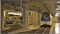 Verschiedene Fahrzeuge sind im grosszügig angelegten unterirdischem Bahnhof Locarno FART abgestellt. (10.04.2019)