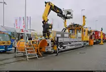 Multifunktionsfahrzeug  WINTRAK  für den Bau und die Instandhaltung von Fahrweg und Fahrleitungen (99 76 9185 157-7) der Bane NOR SF, hergestellt von WINDHOFF Bahn- und Anlagentechnik GmbH, steht auf dem Gleis- und Freigelände der Messe Berlin anlässlich des  Tags des Eisenbahners  im Rahmen der Publikumstage zur InnoTrans 2018.
Weitere Informationen zum Fahrzeug:
https://www.virtualmarket.innotrans.de/de/WINTRAK,dct5-776
[23.9.2018 | 14:21 Uhr]