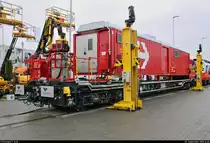 Lösch- und Rettungszug (Xtmas 99 85 9177 015-6 CH-SBB) SBB, hergestellt von WINDHOFF Bahn- und Anlagentechnik GmbH, steht auf dem Gleis- und Freigelände der Messe Berlin anlässlich des  Tags des Eisenbahners  im Rahmen der Publikumstage zur InnoTrans 2018.
Weitere Informationen zum Fahrzeug:
https://www.virtualmarket.innotrans.de/de/LRZ,dct5-779
[23.9.2018 | 14:26 Uhr]