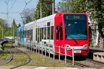 Die Linie 9 mit der Wagennummer 4043 an der Haltestelle Königsforst.