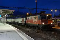Am frühen Morgen des 11. April 2019 auf die Abfahrt nach Zürich wartender HVZ-Pendel mit den Re 420 224 LION und Re 420 225 LION in Olten.
Diese Nachtaufnahme entstand ohne Stativ aus freier Hand.
Foto: Walter Ruetsch
