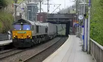 Die Class 66 266 035-5 von Railtraxx kommt mit viel Dieselpower aus Richtung Köln,Aachen-Hbf und fährt durch Aachen-Schanz mit einem Containerzug aus Köln-Eifeltor(D) nach Genk-Haven(B) und fährt in Richtung Aachen-West. 
Aufgenommen vom Bahnsteig von Aachen-Schanz. 
Am Nachmittag vom 9.4.2019.