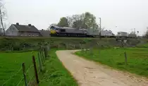 Die Class 66 266 035-5 von Railtraxx kommt mit viel Dieselpower die Gemmenicher-Rampe hochgefahren aus Richtung Aachen-West mit einem  Containerzug aus Köln-Eifeltor(D) nach Genk-Haven(B) und fährt gleich in den Gemmenicher-Tunnel hinein. 
Aufgenommen von einem Weg in Reinartzkehl. 
Am Nachmittag vom 9.4.2019