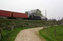 182 528-0 von MRCE/Crossrail fährt als Schubhilfe sie schiebt einem langen MSC-Containerzug aus Germersheim(D) nach Antwerpen-Krommenhoek(B)  bis zum Gemmenicher-Tunnel. 
Vorne fährt die Class 66 PB13 von Beacon-Rail.
Aufgenommen von einem Weg in Reinartzkehl. 
Am Nachmittag vom 9.4.2019.  