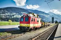X 521 002-6 steht mit einem Arbeitswagen, abgestellt, im Bahnhof Greifenburg-Weißensee.
Aufgenommen am 19.4.2019.