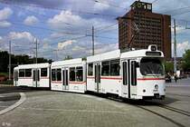Tw 0051 am Hauptbahnhof (30. Mai 2000). Der Wagen entstand im Jahr 2000 aus Tw 7762 durch Einbau eines NF-Mittelteils. Weitere Umbauten sind bisher nicht erfolgt.