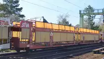 Wageneinheit für den Kfz-Transport der französischen Fa. S.T.V.A. (SNCF) mit der Nr. 23 RIV 87 F-STVA 4372 021-7 Laaefrs am 02.04.19 Dresden-Strehlen.