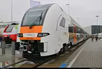 462 083 (Siemens Desiro HC) des Rhein-Ruhr-Express (RRX | Abellio Rail NRW) steht auf dem Gleis- und Freigelände der Messe Berlin anlässlich des  Tags des Eisenbahners  im Rahmen der Publikumstage zur InnoTrans 2018.
Weitere Informationen zum Fahrzeug:
https://www.virtualmarket.innotrans.de/de/Desiro-HC-RRX,p1505236
https://www.virtualmarket.innotrans.de/de/Rhein-Ruhr-Express-RRX,dct5-644
[23.9.2018 | 14:29 Uhr]