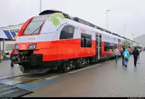 4746 049 (Siemens Desiro ML) ÖBB, bezeichnet als Cityjet eco, steht auf dem Gleis- und Freigelände der Messe Berlin anlässlich des  Tags des Eisenbahners  im Rahmen der Publikumstage zur InnoTrans 2018.
Weitere Informationen zum Fahrzeug:
https://www.virtualmarket.innotrans.de/de/Desiro-ML-%C3%96BB-Cityjet-eco,dct5-659
[23.9.2018 | 14:31 Uhr]