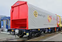 Ein Flachwagen bzw. Containertragwagen der Gattung  Sggmmrrs  (35 81 4658 000-8 A-IF) der Innofreight Solutions GmbH steht auf dem Gleis- und Freigelände der Messe Berlin anlässlich des  Tags des Eisenbahners  im Rahmen der Publikumstage zur InnoTrans 2018.
Weitere Informationen zum Fahrzeug:
https://www.virtualmarket.innotrans.de/de/60-InnoWaggon-Sggmmrrs,dct5-734
[23.9.2018 | 14:32 Uhr]