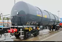 Ein vierachsiger Kesselwagen der Gattung  Zacns  (00 00 0000 001-8 NL) der MILLET S.A., hergestellt von Legios Loco a.s., steht auf dem Gleis- und Freigelände der Messe Berlin anlässlich des  Tags des Eisenbahners  im Rahmen der Publikumstage zur InnoTrans 2018.
Weitere Informationen zum Fahrzeug:
https://www.virtualmarket.innotrans.de/de/Zacns-99-m3,dct5-566
[23.9.2018 | 14:33 Uhr]