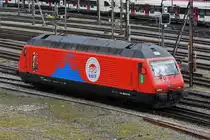 Re 460 058-1 mit der Werbung für 100 Jahre Zirkus Knie, fährt solo beim Bahnhof SBB ein. Die Aufnahme stammt vom 18.03.2019.