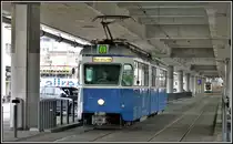 Wegen Fahrzeugmangel verkehren bei den VBZ wieder zwei museal erhaltene Mirage Trams. Be 4/6 1674 der Linie 8 unter der Hardbrücke. (12.04.2019)
