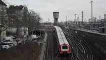 Eine S31 aus Harburg verlässt den Tiefbahnhof von Hamburg Altona auf dem Weg in die Abstellung, fotografiert von einem Parkhaus am 10.1.2019 10:11