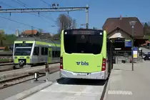 BAHNHOF SUMISWALD-GRÜNEN EINST UND JETZT.
Bern-Lötschberg-Simplon-Bahn/BLS.
Bahnhofimpression Sumiswald-Grünen mit Bahn und Bus am 18. April 2019.
Auf der Strecke Sumiswald-Wasen wurde der Personenverkehr am 29. Mai 1994 eingestellt.
Foto: Walter Ruetsch 