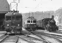 BAHNHOF SUMISWALD-GRÜNEN EINST UND JETZT.
Bern-Lötschberg-Simplon-Bahn/BLS/RM/VHB.
Die beiden Solotriebwagen VHB BDe 4/4 I 244 und SMB BDe 4/4 I 291 warteten im Sommer 1979 in Sumiswald-Grünen noch gemeinsam auf die Abfahrt nach Wasen i.E. und Ramsei.
Auf der Strecke Sumiswald-Wasen wurde der Personenverkehr am 29. Mai 1994 eingestellt.
Foto: Walter Ruetsch 
