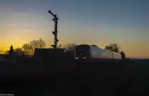 Am 19.4.19 ging es in aller früh nach Freihöls. Kurz bevor die Sonne aufging, rauschte 612 098 als RE 3542 aus Schwandorf nach Nürnberg Hbf am Einfahrtsignal Freihöls vorbei und wird in Kürze seinen ersten Halt in Amberg antreten. 