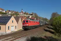Aufgrund von Bauarbeiten nahm der 51617 aus Zwickau nicht den normalen Weg übers Pegnitztal, sondern fuhr über Schwandorf nach Nürnberg Rbf. Hier passierte die Zuglok 232 472 die Einfahrt Nabburg. 