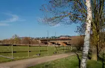 Hectorrail 242 517  FritzGerald  zieht einen Autozug über die Brücke in der Treuchtlinger Einfahrt weiter Richtung München, 20.3.19