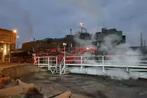 Die Dampflokomotive 52 8079-7 befährt Anfang April 2017 die Drehscheibe des Eisenbahnmuseums in Dresden.