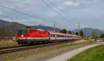 Die ÖBB 1144 283 hat ihr Pfatsch wieder bekommen! Sie ist hier mit IC 518 von Graz Hbf nach Innsbruck unterwgs und konnte bei Niklasdorf afugenommen werden, 03.04.19. 