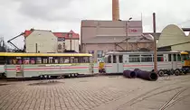 29.03.1997, Dresdner Verkehrsbetriebe, Straßenbahnhof Tolkewitz, Auf einem der Einfahrgleise zur Hauptwerkstatt stehen die aus Personenwagen umgebauten Dienstwagen: Tw 007 (Lowa ET 57), und Bw 251 015