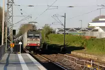 186 448-7 von Lineas/Railpool kommt die Kohlscheider-Rampe hoch aus Richtung Mönchengladbach,Herzogenrath mit einem Kalkleerzug aus Oberhausen-West(D) nach Hermalle-Huy(B) und fährt durch Kohlscheid in Richtung Richterich,Laurensberg,Aachen-West. Aufgenommen von Bahnsteig 2 in Kohlscheid.
Bei schönem Frühlingswetter am Abend vom 18.4.2019.