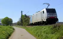 186 259-8 von DB-Schenker kommt als Lokzug aus Belgien nach Aachen-West und fährt die Gemmenicher-Rampe herunter nach Aachen-West. 
Aufgenommen an der Gemmenicher-Rampe am Gemmenicher-Weg auf der Montzenroute.
Bei schönem Frühlingswetter am Mittag vom 19.4.2019.