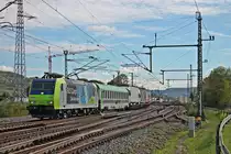 Am Mittag des 07.10.2017 fuhr die neu beklebte Re 485 003 mit ihrer RoLa (Novara Boschetto - Freiburg (Brsg) Rbf), welche sie seit Domodossola bespannte,  südlich von Eimeldingen in Richtung Katzenbergtunnel.