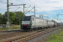 Mit einem langen Containerzug fuhr am 07.10.2017 die MRCE/TXL/HCTOR 185 407-4  Marco Polo  bei Abzweig südlich von Eimeldingen durchs Markgräflerland in Richtung alte Rheintalstrecke.