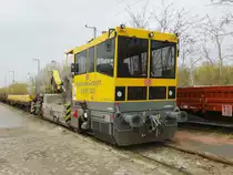 Gleisarbeitsfahrzeug BAWOMAG 54.22 (97 17 56 021 17 - 8) am 15. April 2019  im Güterbahnhof des  Bahnhof Berlin Grünau.

