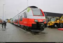 4746 049 (Siemens Desiro ML) ÖBB, bezeichnet als Cityjet eco, steht auf dem Gleis- und Freigelände der Messe Berlin anlässlich des  Tags des Eisenbahners  im Rahmen der Publikumstage zur InnoTrans 2018.
Weitere Informationen zum Fahrzeug:
https://www.virtualmarket.innotrans.de/de/Desiro-ML-%C3%96BB-Cityjet-eco,dct5-659
[23.9.2018 | 14:35 Uhr]