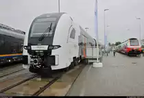462 083 (Siemens Desiro HC) des Rhein-Ruhr-Express (RRX | Abellio Rail NRW) steht auf dem Gleis- und Freigelände der Messe Berlin anlässlich des  Tags des Eisenbahners  im Rahmen der Publikumstage zur InnoTrans 2018.
Weitere Informationen zum Fahrzeug:
https://www.virtualmarket.innotrans.de/de/Desiro-HC-RRX,p1505236
https://www.virtualmarket.innotrans.de/de/Rhein-Ruhr-Express-RRX,dct5-644
[23.9.2018 | 14:35 Uhr]